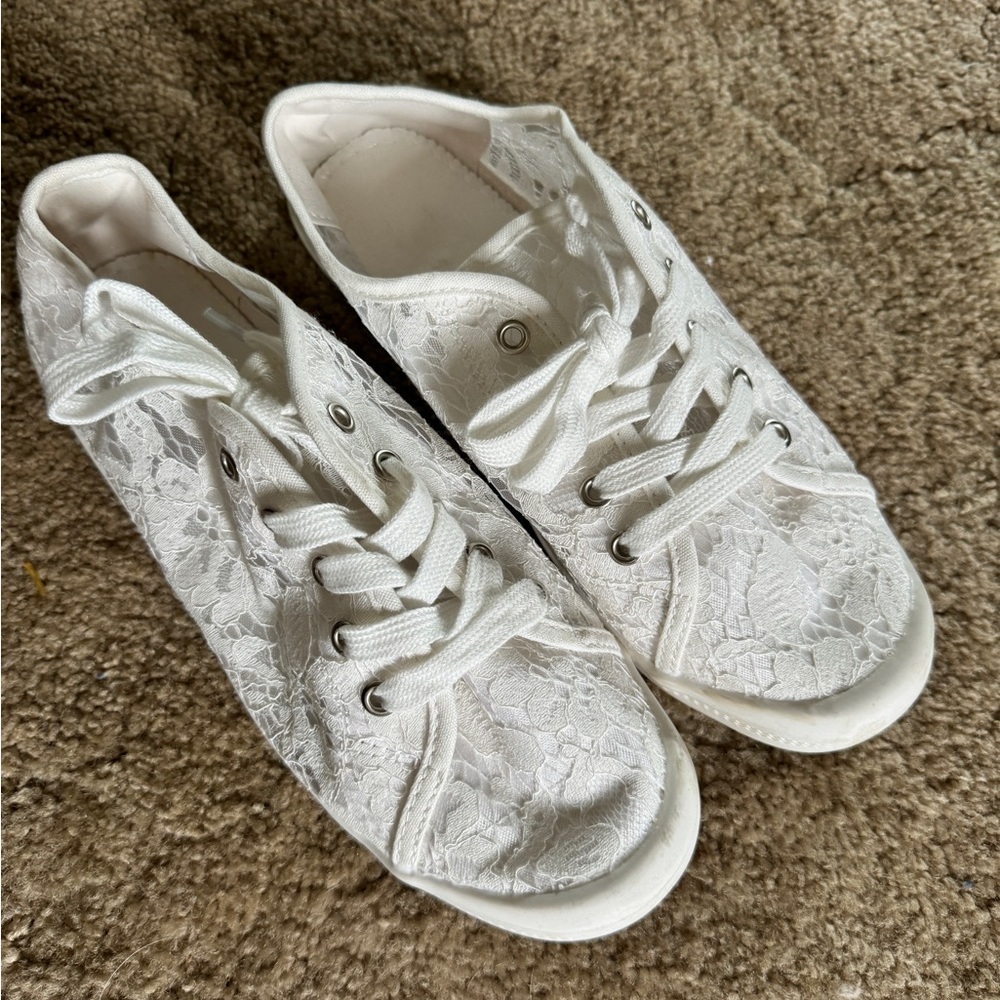 Lace detailed shoes